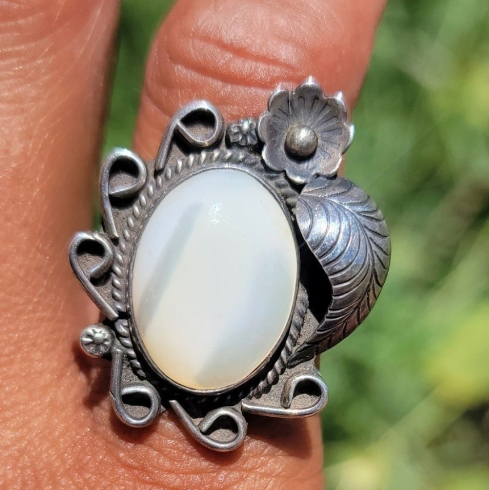Gorgeous Native American handmade sterling silver 925 MOP squash blossom ring